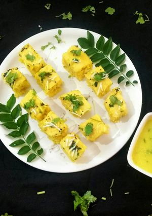 A picture of Instant Naylon khaman with chutney.