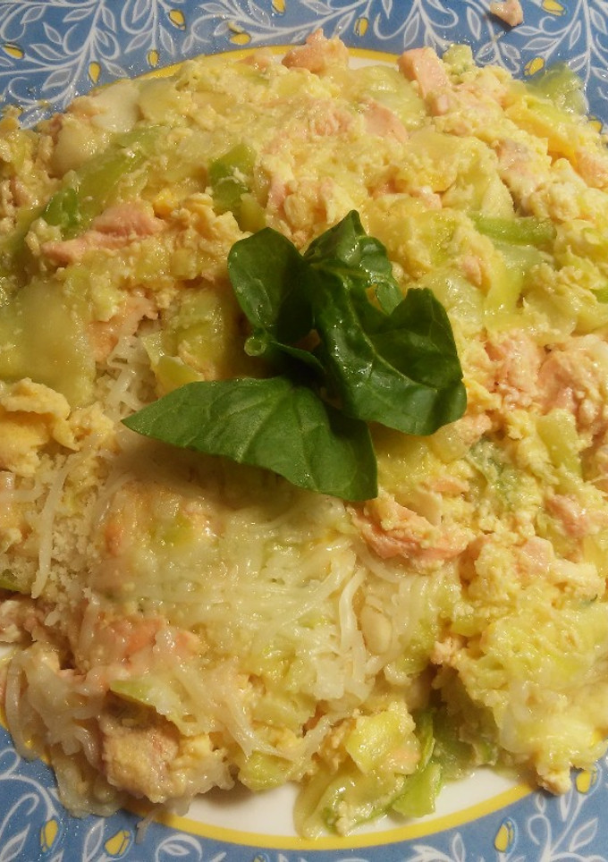 Una foto de Espagueti de calabacín con salmón