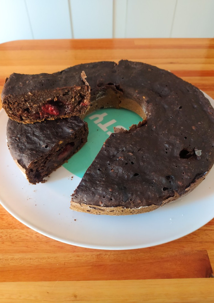 Una foto de Budín húmedo de cacao y frutos rojos