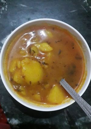 A picture of Aloo tomato jhol.