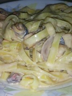 Una foto de Tallarines al huevo con marisco