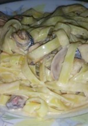 Una foto de Tallarines al huevo con marisco