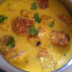 A picture of Kadhi pakoda.