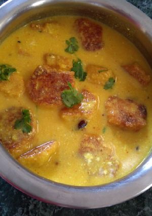 A picture of Kadhi pakoda.