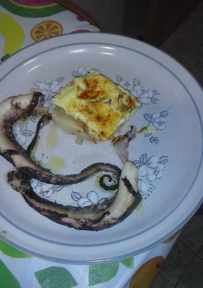 Una foto de Pulpo con gratén de patatas con all i oli