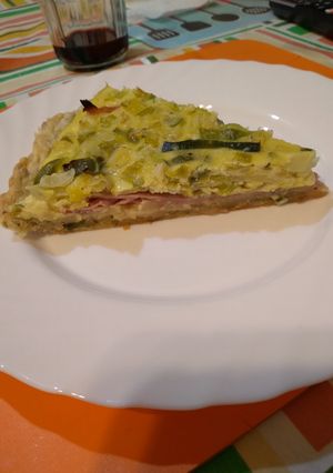 Una foto de Tarta de puerro, cebolla y jamón en masa con semillas