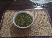 Una foto de sopa de fideos
