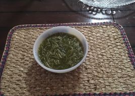 Sopa de fideos y acelgas