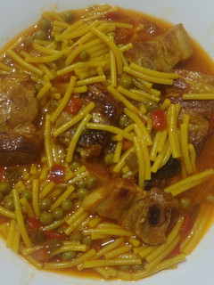 Una foto de Costilla con fideos