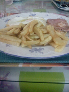 Una foto de Plato: MiniFilete de lomo con patatas fritas y huevo frito