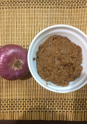 A picture of Onion chutney.