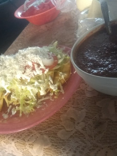 Una foto de Quesadillas de queso y papa con mantequilla
