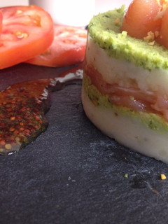 Una foto de Timbal de aguacate y salmón ahumado