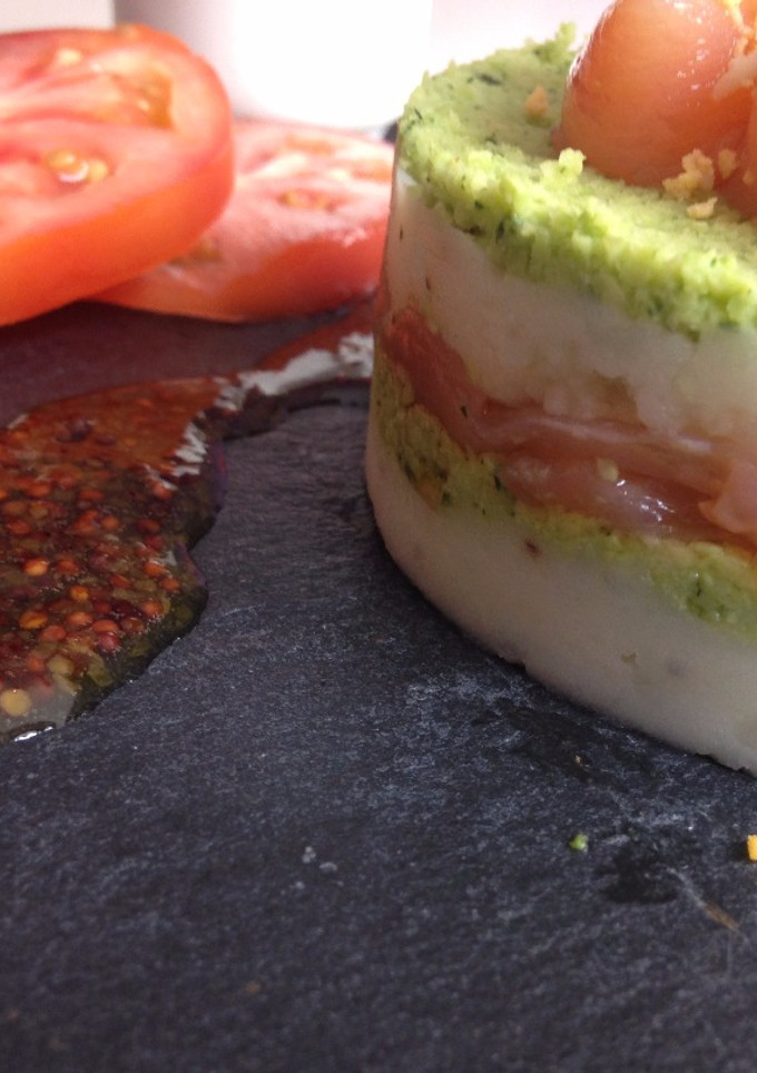 Una foto de Timbal de aguacate y salmón ahumado