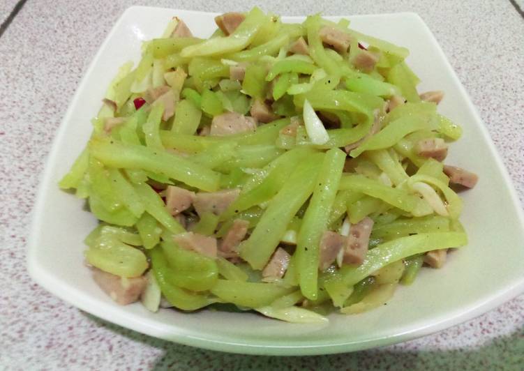 Langkah Mudah untuk Menyiapkan Tumis labu Siem campur bakso, Anti Gagal