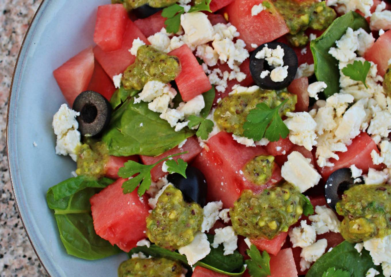 Ensalada de sandía y feta con aliño de pistachos
