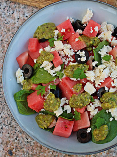 Una foto de Ensalada de sandía y feta con aliño de pistachos
