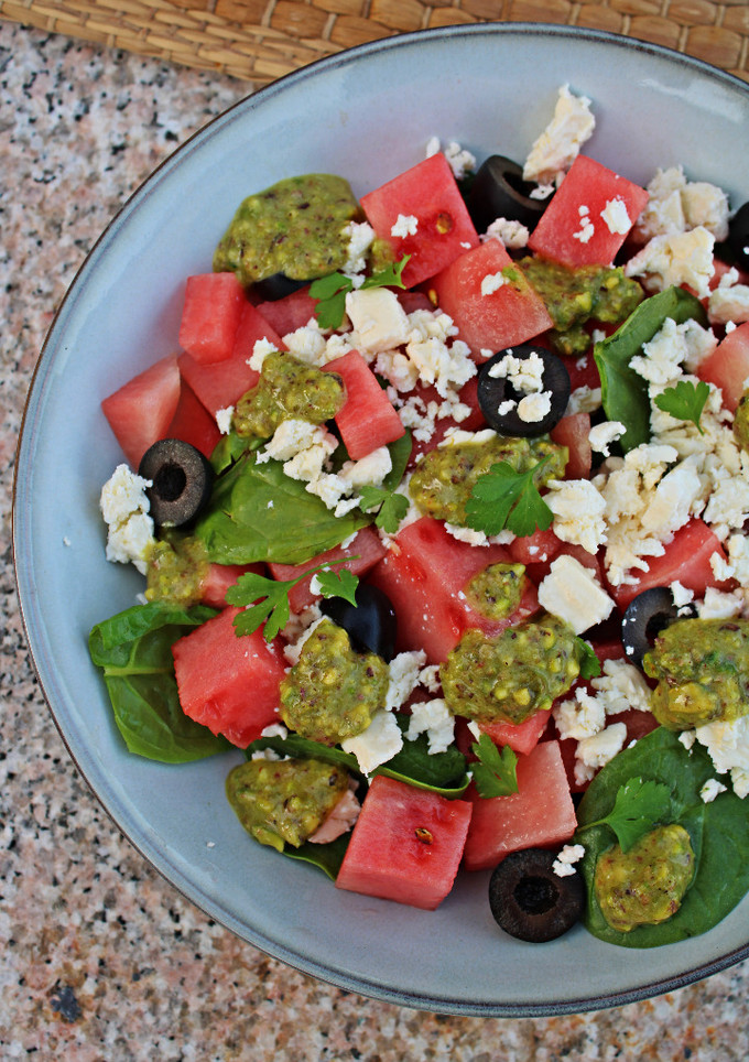 Una foto de Ensalada de sandía y feta con aliño de pistachos