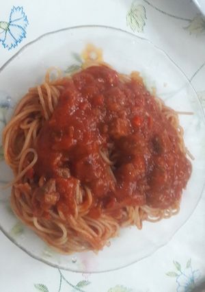 Una foto de Fideos con salsa de hamburguesas