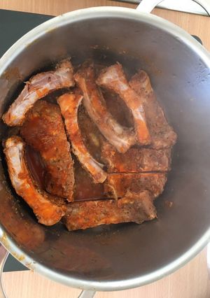 Sült oldalas pikánsan, lábasban elkészítve, burgonyasalátával recept fotója