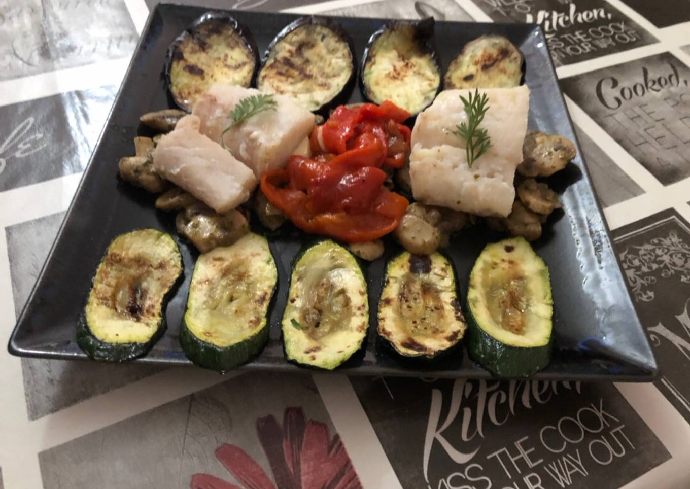 Bacalao a la plancha con parrillada de verduras y champiñón salteado