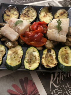 Una foto de Bacalao a la plancha con parrillada de verduras y champiñón salteado