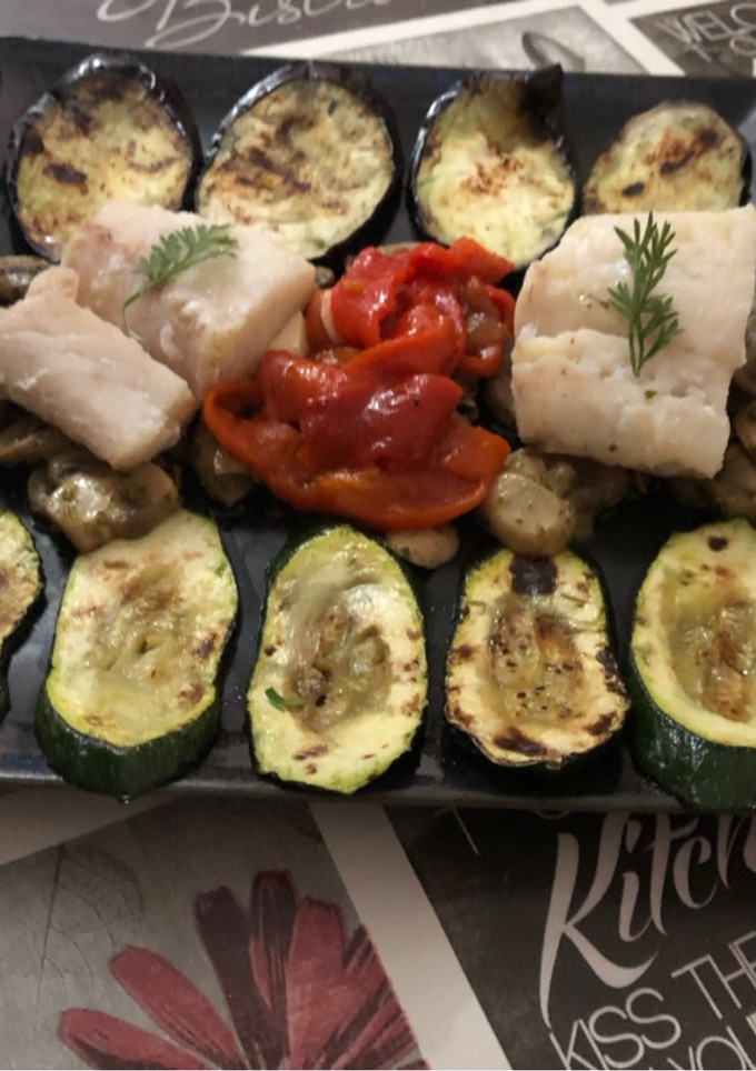 Una foto de Bacalao a la plancha con parrillada de verduras y champiñón salteado