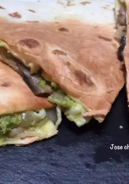 Una foto de Quesadilla de champiñones con guacamole