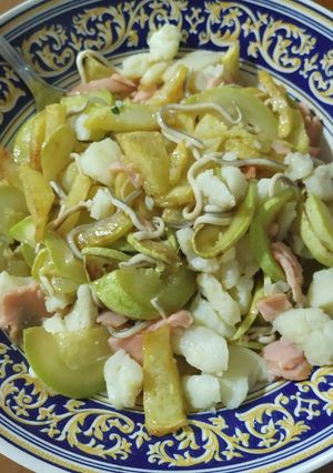 Una foto de Revuelto de bacalao, calabacín y salmón
