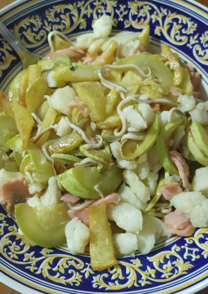 Una foto de Revuelto de bacalao, calabacín y salmón