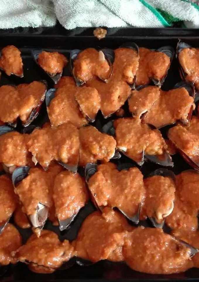 Una foto de Mejillones con salsa de tomate y chorizo