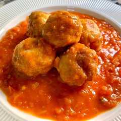 Una foto de Albóndigas de pollo y berenjena con salsa de tomate