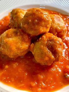 Una foto de Albóndigas de pollo y berenjena con salsa de tomate