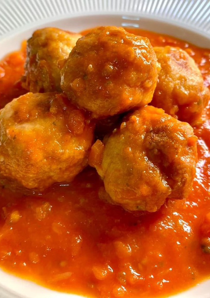 Una foto de Albóndigas de pollo y berenjena con salsa de tomate