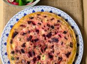 Una foto de masa de tarta salada