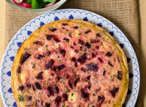 Una foto de Tarta salada de remolacha y queso cottage con masa casera de harina de almendras 🥧alta en proteínas