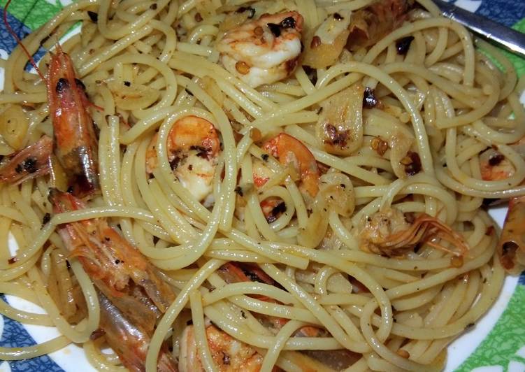 Langkah Mudah untuk Menyiapkan Spaghetti aglio e olio with prawn Anti Gagal
