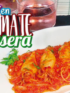 Una foto de Calamares o chipirones en salsa de tomate casera