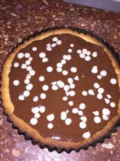 Una foto de Tarta rellena de dulce de leche y crema de chocolate