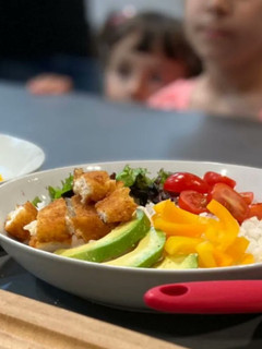 Una foto de Poke de pollo crunch