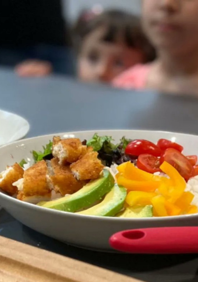Una foto de Poke de pollo crunch