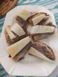 Tosta de Presa ibérica con Queso viejo y salsa de Espárragos blancos
