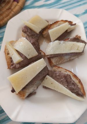 Una foto de Tosta de Presa ibérica con Queso viejo y salsa de Espárragos blancos