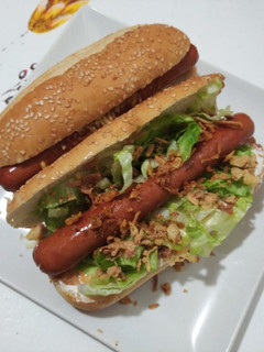Foto principal de Perrito caliente con lechuga y cebolla frita
