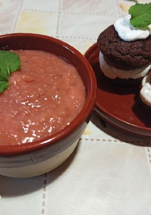 Egészséges csokis muffin eper szósszal recept fotója
