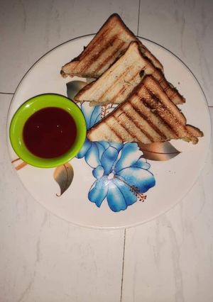 વેજ ચીઝ ગ્રીલ સેન્ડવીચ (Veg Grilled Sandwich Recipe in Gujarati) રેસીપી મુખ્ય ફોટો