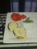 Zapallito relleno acompañado de un timbal de arroz