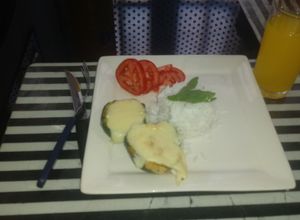 Una foto de Zapallito relleno acompañado de un timbal de arroz