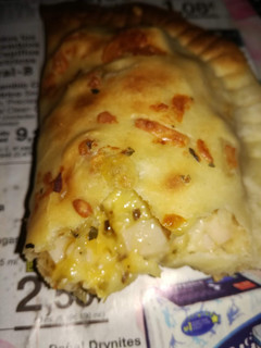 Una foto de Empanadilla con queso gratinado (toque rico sencillo)