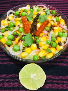 मूँग दाल चाट (moong dal chaat recipe in Hindi) रेसिपी मुख्य फोटो